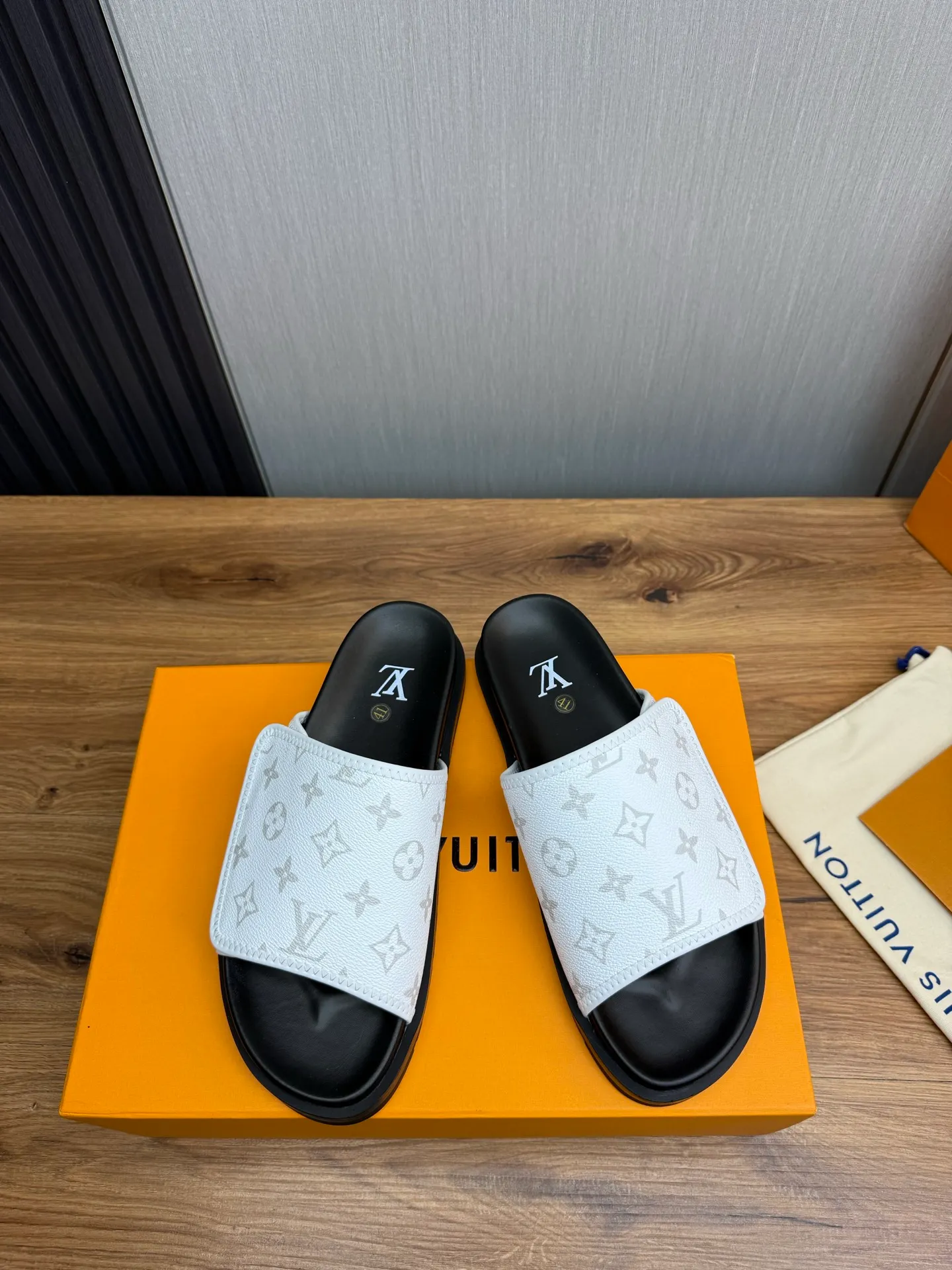 Men's shoes 💰320💰 Lv. hot selling men's slippers 🔥 🩴Official website one to one production 38-45 sizes 45 46 🉑️Customized!
